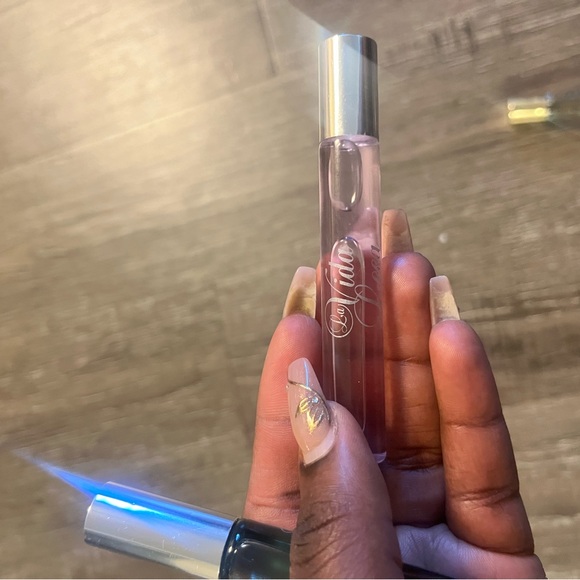 Roll on perf.umes - Picture 2 of 3